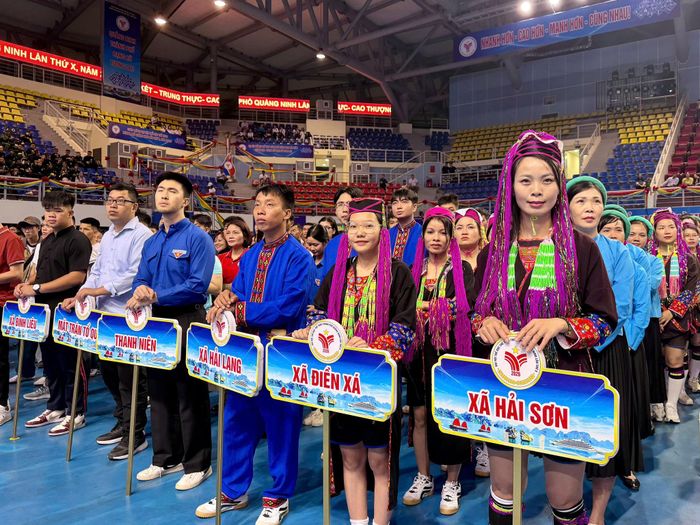 Đông đảo đại biểu, cán bộ, nhân dân và các lực lượng tham gia hưởng ứng lễ phát động