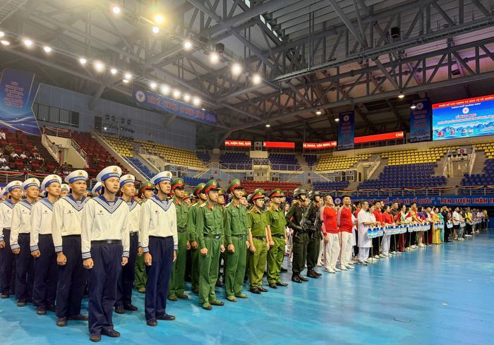 Đông đảo đại biểu, cán bộ, nhân dân và các lực lượng tham gia hưởng ứng lễ phát động