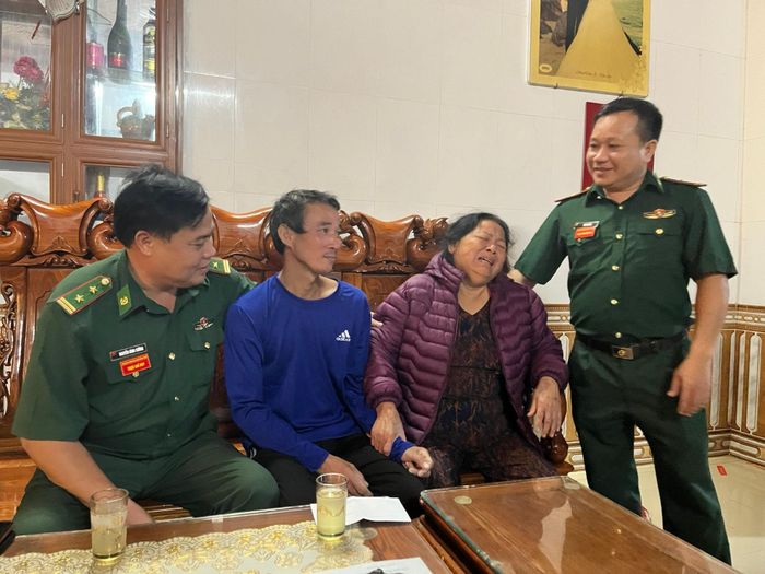 Chỉ huy Đồn Biên phòng Cửa khẩu Cảng Gianh thăm hỏi, động viên gia đình và ngư dân. Ảnh: H.N