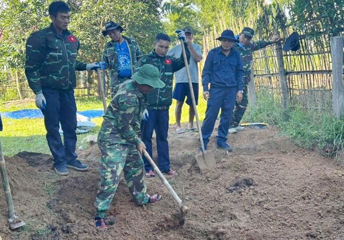 Cán bộ, chiến sĩ Đội Quy tập hài cốt liệt sĩ tỉnh Hà Tĩnh vẫn ngày đêm bám địa bàn, vượt qua mọi khó khăn, gian khổ, quyết tâm tìm kiếm, quy tập và đưa các anh trở về với đất mẹ. Ảnh: BCHQS Hà Tĩnh