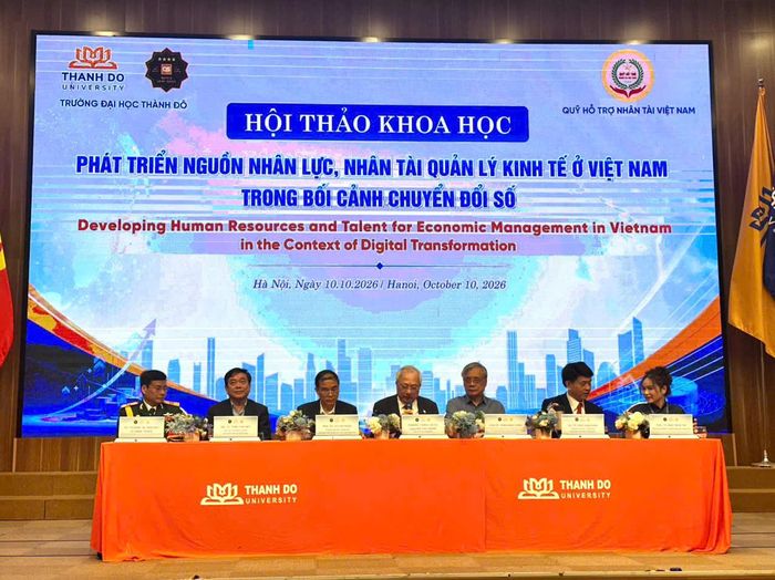 Các đại biểu chủ trì Hội thảo “Phát triển nguồn nhân lực, nhân tài quản lý kinh tế ở Việt Nam trong bối cảnh chuyển đổi số”