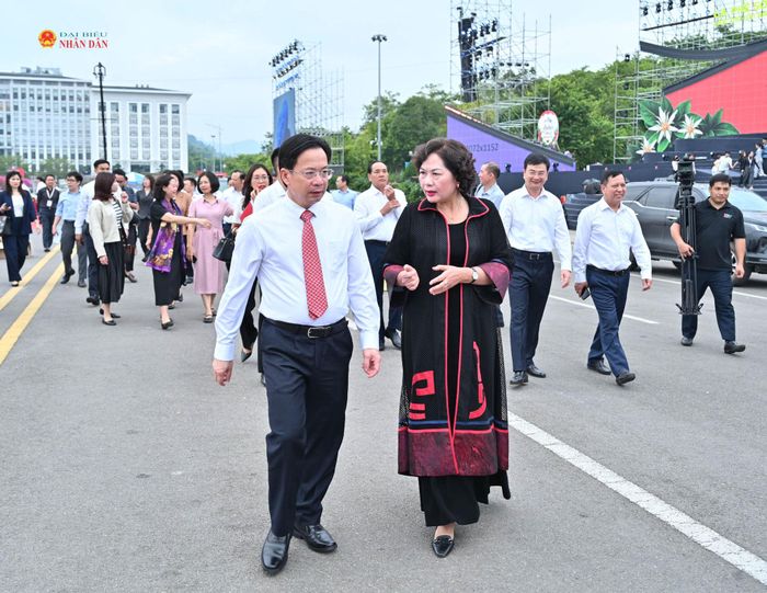 Phó Chủ tịch Quốc hội Nguyễn Thị Hồng thăm và dâng hương tại Đền thờ Bác Hồ, tỉnh Sơn La