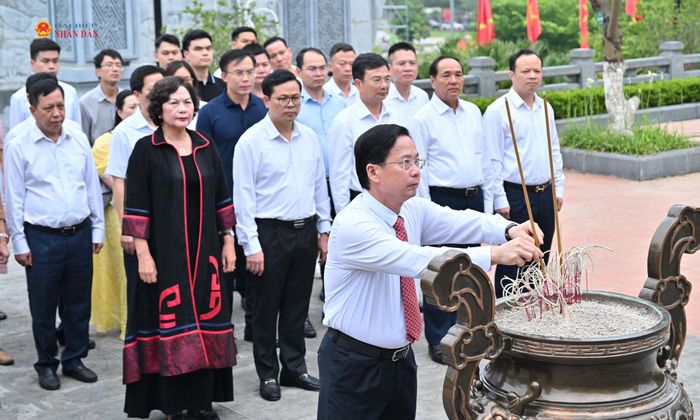 Bí thư Tỉnh ủy, Trưởng đoàn ĐBQH tỉnh Sơn La Hoàng Văn Nghiệm dâng hương tưởng nhớ Chủ tịch Hồ Chí Minh