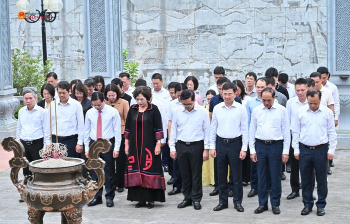 Phó Chủ tịch Quốc hội Nguyễn Thị Hồng và các đại biểu thành kính tưởng nhớ Chủ tịch Hồ Chí Minh