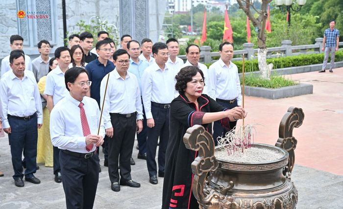 Phó Chủ tịch Quốc hội Nguyễn Thị Hồng dâng hương tưởng nhớ Chủ tịch Hồ Chí Minh