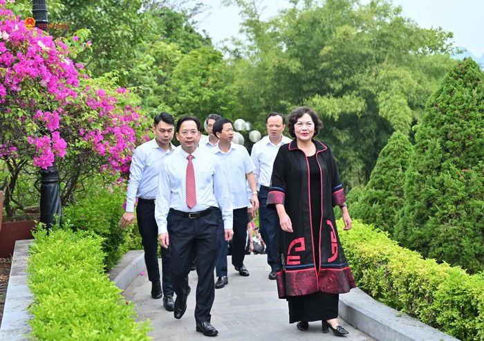 Phó Chủ tịch Quốc hội Nguyễn Thị Hồng cùng Bí thư tỉnh ủy, Trưởng đoàn ĐBQH tỉnh Sơn La Hoàng Văn Nghiệm và các đại biểu thăm và dâng hương tại Đền thờ Bác Hồ, tỉnh Sơn La