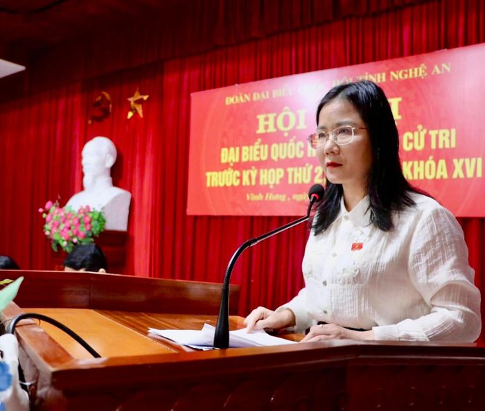 ĐBQH Nguyễn Thị Minh Tú thông tin dự kiến nội dung, chương trình Kỳ họp thứ Hai. Ảnh: Mặt trận Vinh Hưng