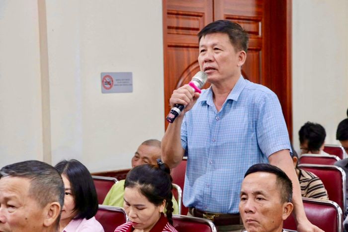 Cử tri phường Vinh Hưng phát biểu ý kiến, kiến nghị. Ảnh: Mặt trận Vinh Hưng