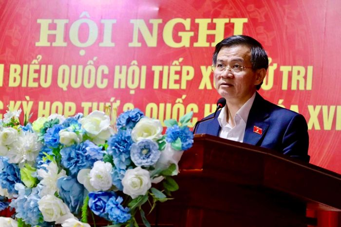 ĐBQH Đoàn Minh Huấn phát biểu tại hội nghị. Ảnh: Mặt trận Vinh Hưng