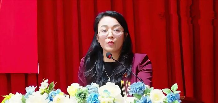 ĐBQH Hoàng Thị Thu Trang trao đổi với cử tri. Ảnh: Châu San