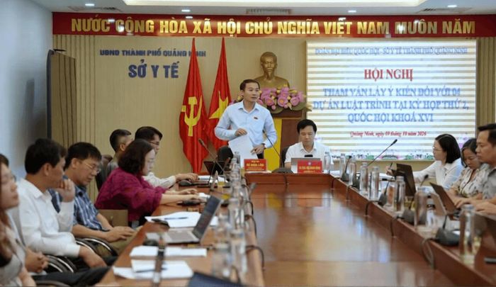 ĐBQH Vũ Ngọc Lâm thay mặt Đoàn ĐBQH thành phố Quảng Ninh ghi nhận các ý kiến đóng góp. Ảnh: Nguyễn Trang