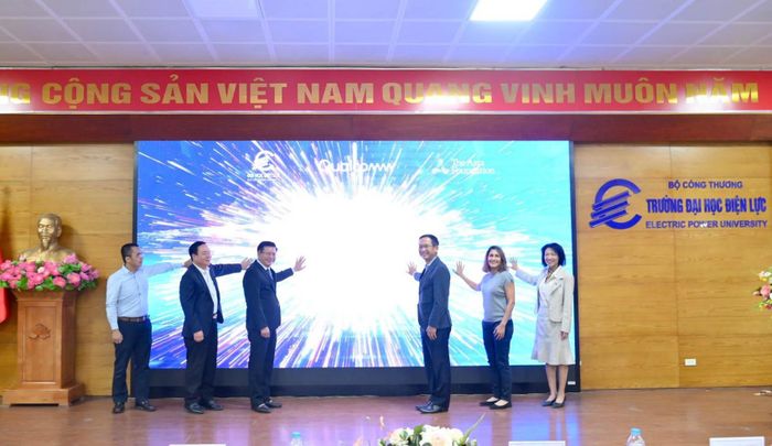 Các đại biểu thực hiện nghi thức ra mắt Trung tâm Trung tâm Đào tạo công nghệ ứng dụng thực tế ảo và Trí tuệ nhân tạo trong năng lượng