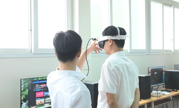 Trải nghiệm công nghệ thực tế ảo tại Trung tâm