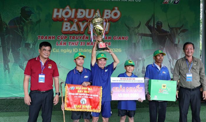 Ban tổ chức trao giải nhất cho ông Nguyễn Thành Tài - chủ đôi bò số 23