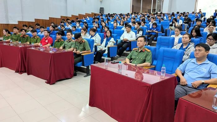 Đại biểu, sinh viên tham dự chương trình. Ảnh: Nghiêm Túc