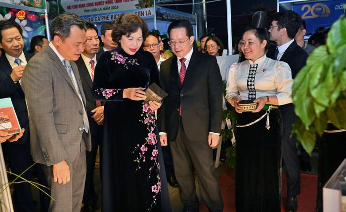 Phó Chủ tịch Quốc hội Nguyễn Thị Hồng và các đại biểu thăm các gian hàng tại hội chợ triển lãm