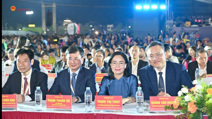 Các đại biểu dự Lễ khai mạc