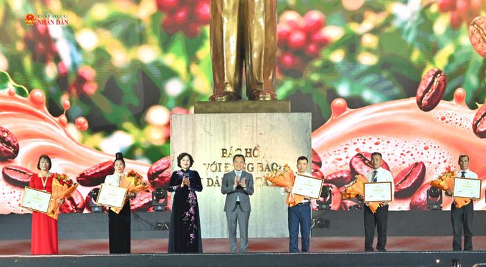 Phó Chủ tịch Quốc hội Nguyễn Thị Hồng và Chủ tịch tỉnh Sơn La Nguyễn Đình Việt tặng bằng khen cho các hộ nông dân tiêu biểu
