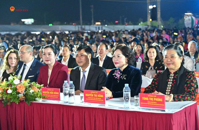 Phó Chủ tịch Quốc hội Nguyễn Thị Hồng, nguyên Phó Chủ tịch Thường trực Quốc hội Tòng Thị Phóng và các đại biểu dự Lễ khai mạc Lễ hội cà phê Sơn La