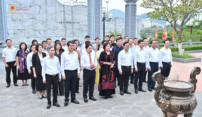 Phó Chủ tịch Quốc hội Nguyễn Thị Hồng đã tới dâng hương tại Đền thờ Bác Hồ, tỉnh Sơn La