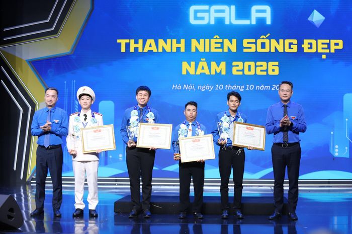 Ban tổ chức vinh danh các thanh niên sống đẹp tiêu biểu năm 2026. Ảnh: Đăng Hải