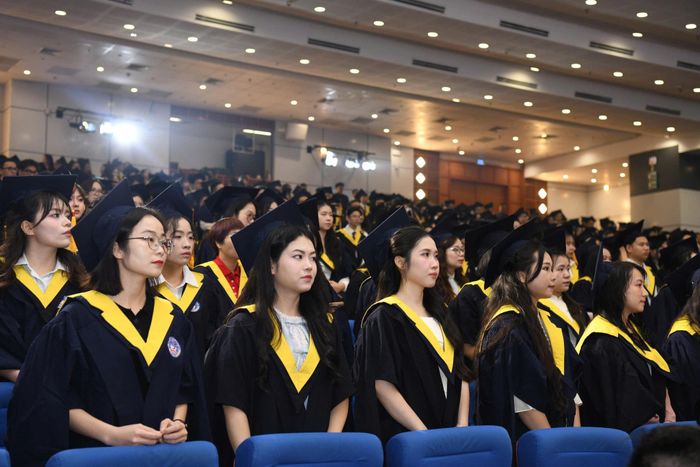 Các tân Thạc sĩ lắng nghe Quyết định tốt nghiệp và cấp bằng thạc sĩ