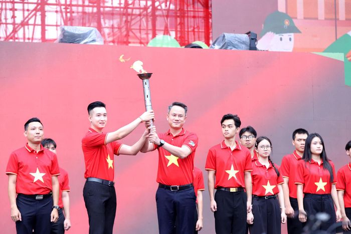 Bí thư Trung ương Đoàn Nguyễn Kim Quy trao ngọn đuốc truyền thống tới thanh niên tiêu biểu trên cả nước