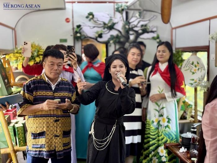 Các chương trình tour du lịch được xây dựng theo hướng kết hợp trải nghiệm văn hóa trà, tham quan di tích và khám phá du lịch cộng đồng. Ảnh: Hà Anh/Mekong ASEAN.