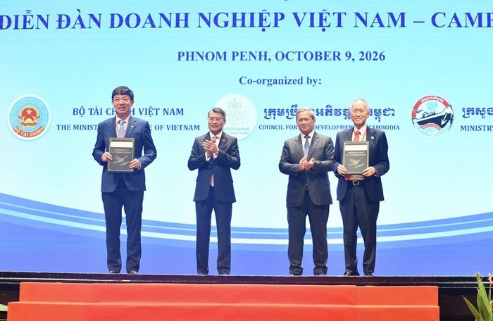Ông Đinh Văn Tuấn, PTGĐ Vietnam Airlines và ông Lok Neak Oknha Dr. Pung Kheav Se, Chủ tịch HĐQT CAIC trao biên bản hợp tác dưới sự chứng kiến của Thủ tướng Lê Minh Hưng. Ảnh: VNA