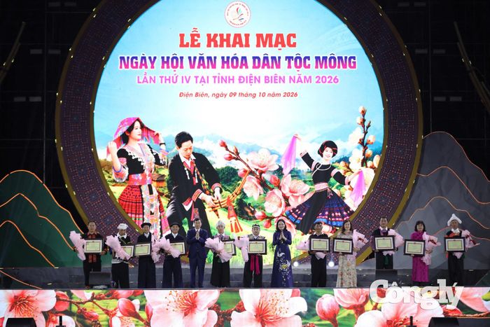 Trao Bằng khen tặng 11 cá nhân tiêu biểu có đóng góp tích cực trong bảo tồn, phát huy văn hóa truyền thống dân tộc Mông.