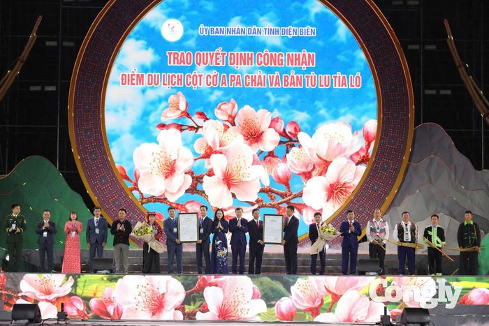 Trao quyết định công nhận điểm du lịch Cột cờ A Pa Chải và bản Tù Lu – Tìa Ló.