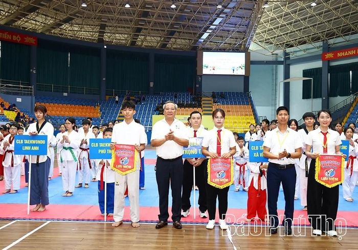 Lãnh đạo Sở Văn hóa, Thể thao và Du lịch tỉnh Phú Thọ trao Cờ lưu niệm tặng các đoàn tham gia Giải vô địch các câu lạc bộ Taekwondo tỉnh Phú Thọ năm 2026.