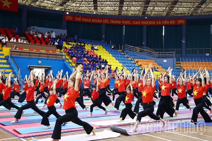 Màn đồng diễn yoga tập thể hưởng ứng lễ phát động tại điểm cầu Phú Thọ.