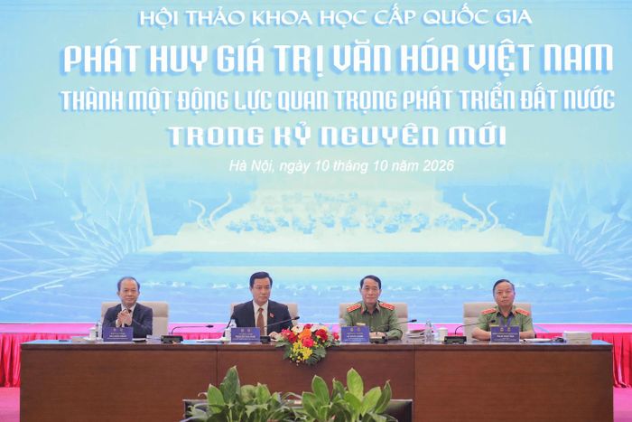 Các đồng chí chủ trì Hội thảo khoa học quốc gia "Phát huy giá trị văn hoá Việt Nam thành một động lực quan trọng phát triển đất nước trong kỷ nguyên mới"