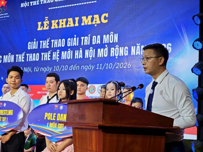 Ông Nguyễn Hữu Hùng, Phó Chủ tịch Thường trực kiêm Tổng thư ký Hội Thể thao Giải trí thành phố Hà Nội phát biểu tại Lễ khai mạc. Ảnh: Báo và Phát thanh, Truyền hình Hà Nội.