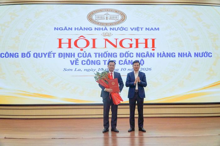 Phó Thống đốc NHNN Phạm Thanh Hà trao quyết định cho đồng chí Lê Cao Cường