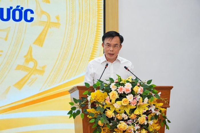 Đồng chí Lê Việt Hùng, Phó Vụ trưởng Vụ Tổ chức cán bộ NHNN công bố Quyết định