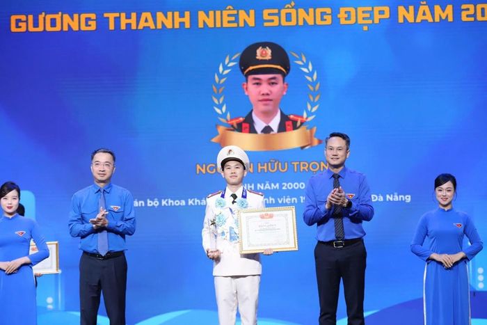 Anh Nguyễn Tường Lâm và anh Nguyễn Kim Quy trao giải thưởng cho Thanh niên sống đẹp.