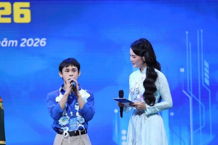 Anh Đinh Viết Tường chia sẻ tại buổi giao lưu với khán giả.
