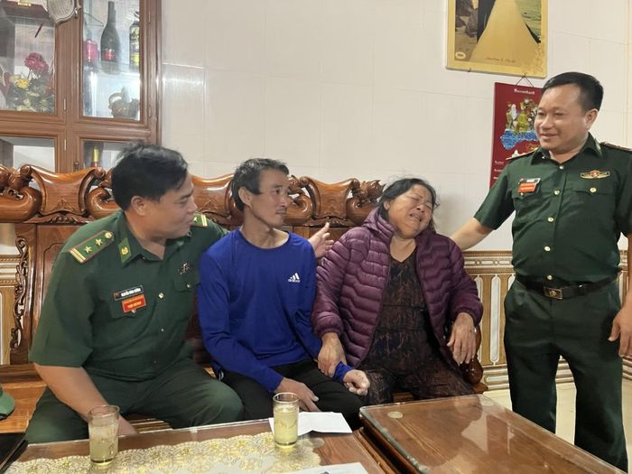 Sau gần 8 giờ lênh đênh trên biển, anh Nguyễn Mạnh Cường đã vào bờ an toàn.