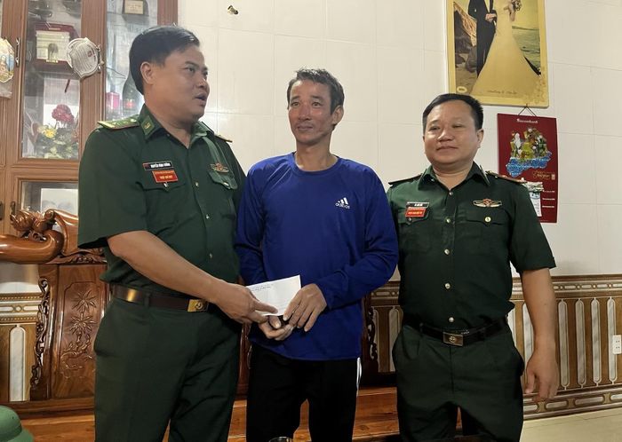 Bộ đội Biên phòng Quảng Trị thăm hỏi, động viên ngư dân Nguyễn Mạnh Cường.