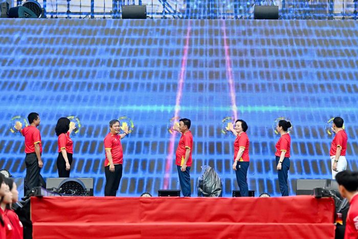 Các đại biểu thực hiện nghi thức phát động.