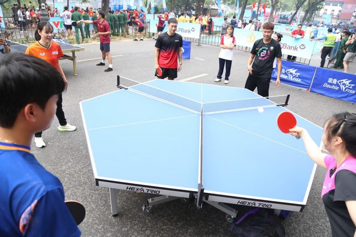 Trong khuôn khổ buổi lễ còn có các hoạt động giao lưu, biểu diễn thể thao tại khu vực phố đi bộ ven hồ Hoàn Kiếm.