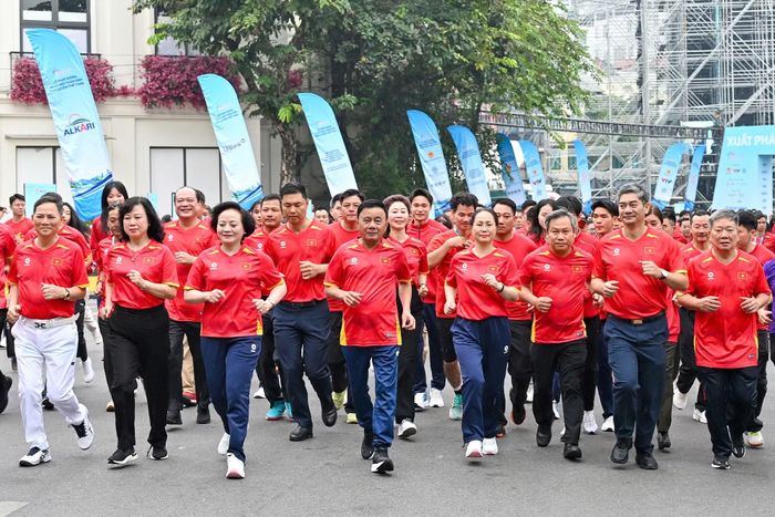 Các đại biểu tham gia chạy bộ đồng hành.