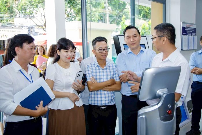 Robot AI Lễ tân phục vụ tại Trung tâm phục vụ hành chính công phường Thủ Đức.