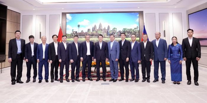 Phó Thủ tướng thứ nhất Campuchia Neth Savoeun, Bộ trưởng Lương Tam Quang và các đại biểu chụp ảnh lưu niệm. Ảnh: Trí Trung