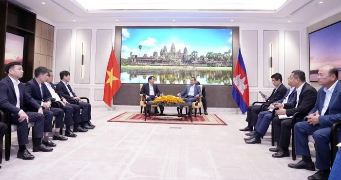 Bộ trưởng Lương Tam Quang chào xã giao Phó Thủ tướng thứ nhất Campuchia Neth Savoeun. Ảnh: Trí Trung