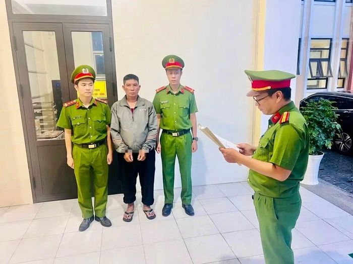 Công an Quảng Trị tống đạt quyết định khởi tố bị can đối với Trần Viết Chiến.