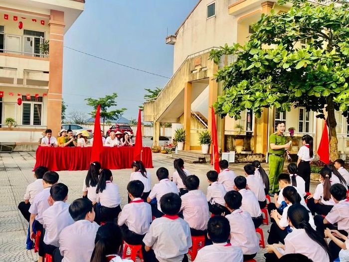 Công an xã Đông Trạch tuyên truyền, giáo dục kỹ năng nhận diện và phòng, tránh tệ nạn ma túy cho học sinh trên địa bàn.