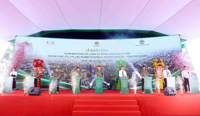  Các đại biểu thực hiện nghi thức khởi công dự án. 